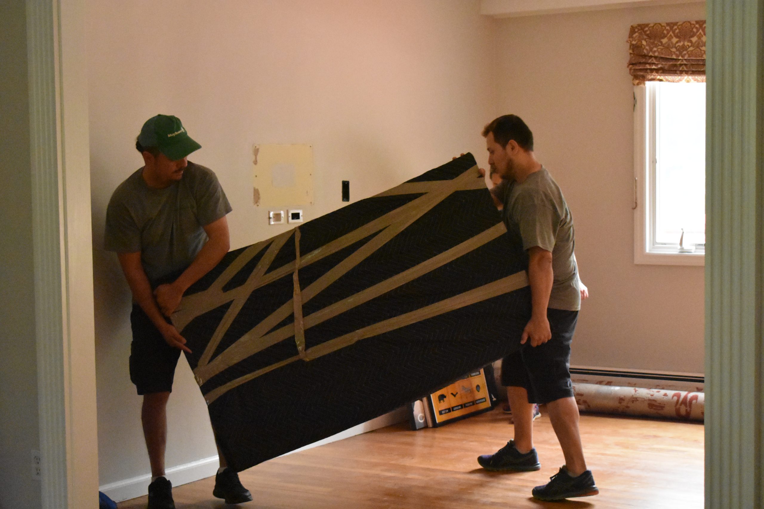 2 guys moving furniture