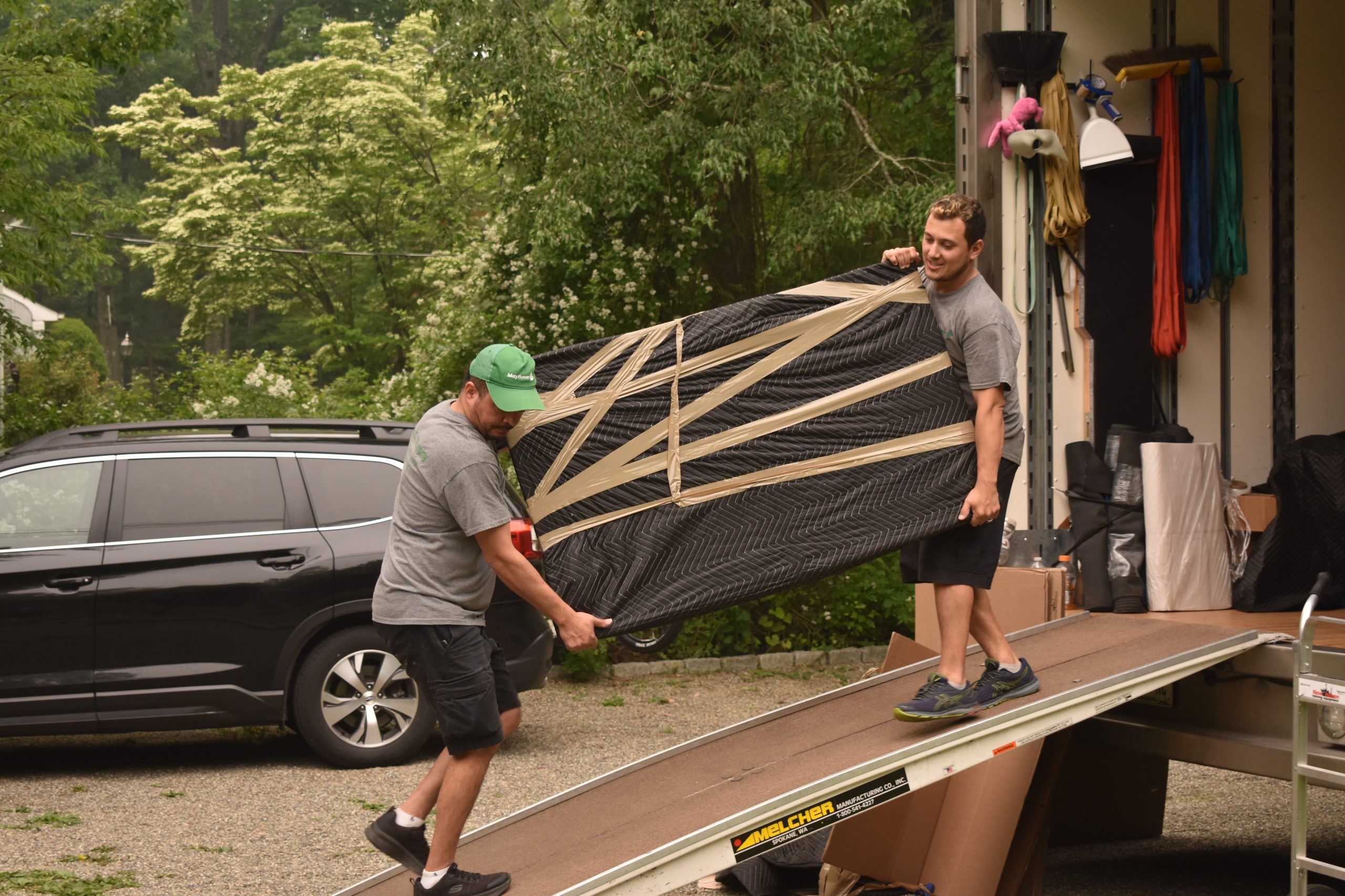 2 guy dispatching furniture