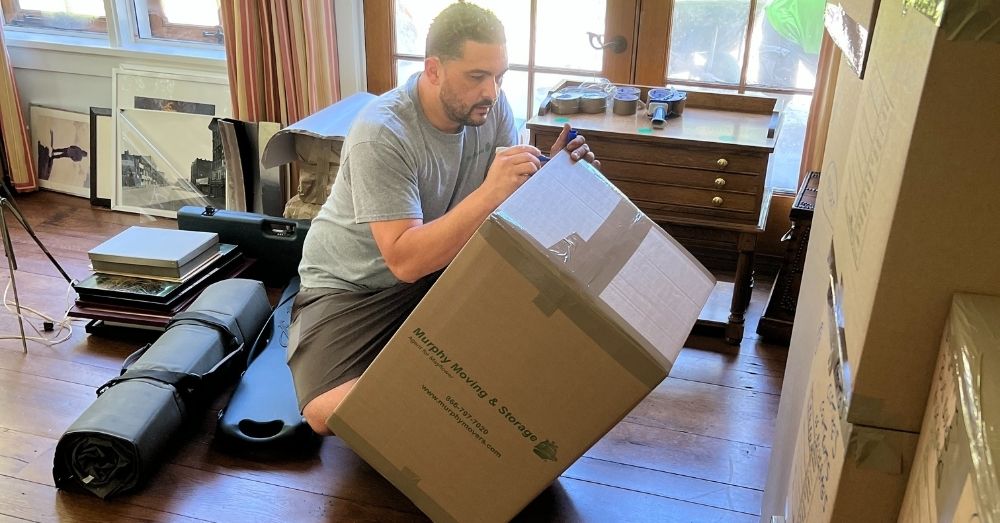 Labeling moving boxes