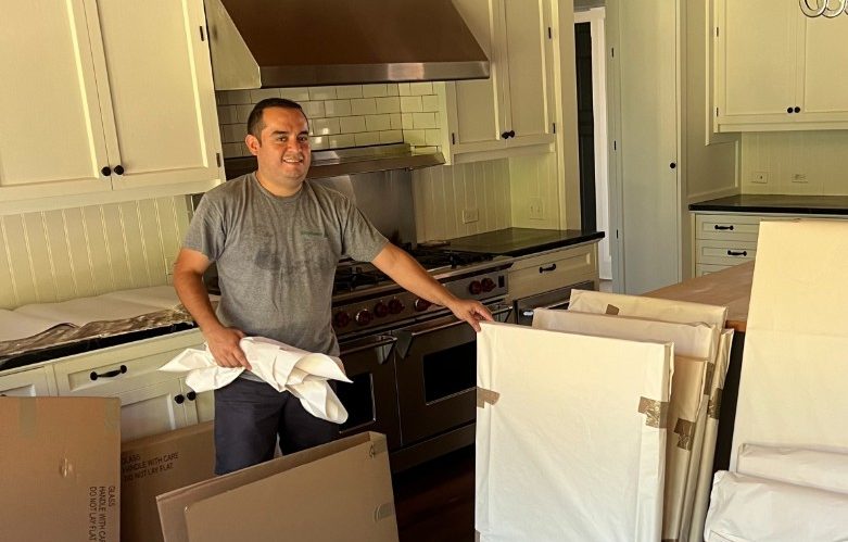 Mover packing furnitures